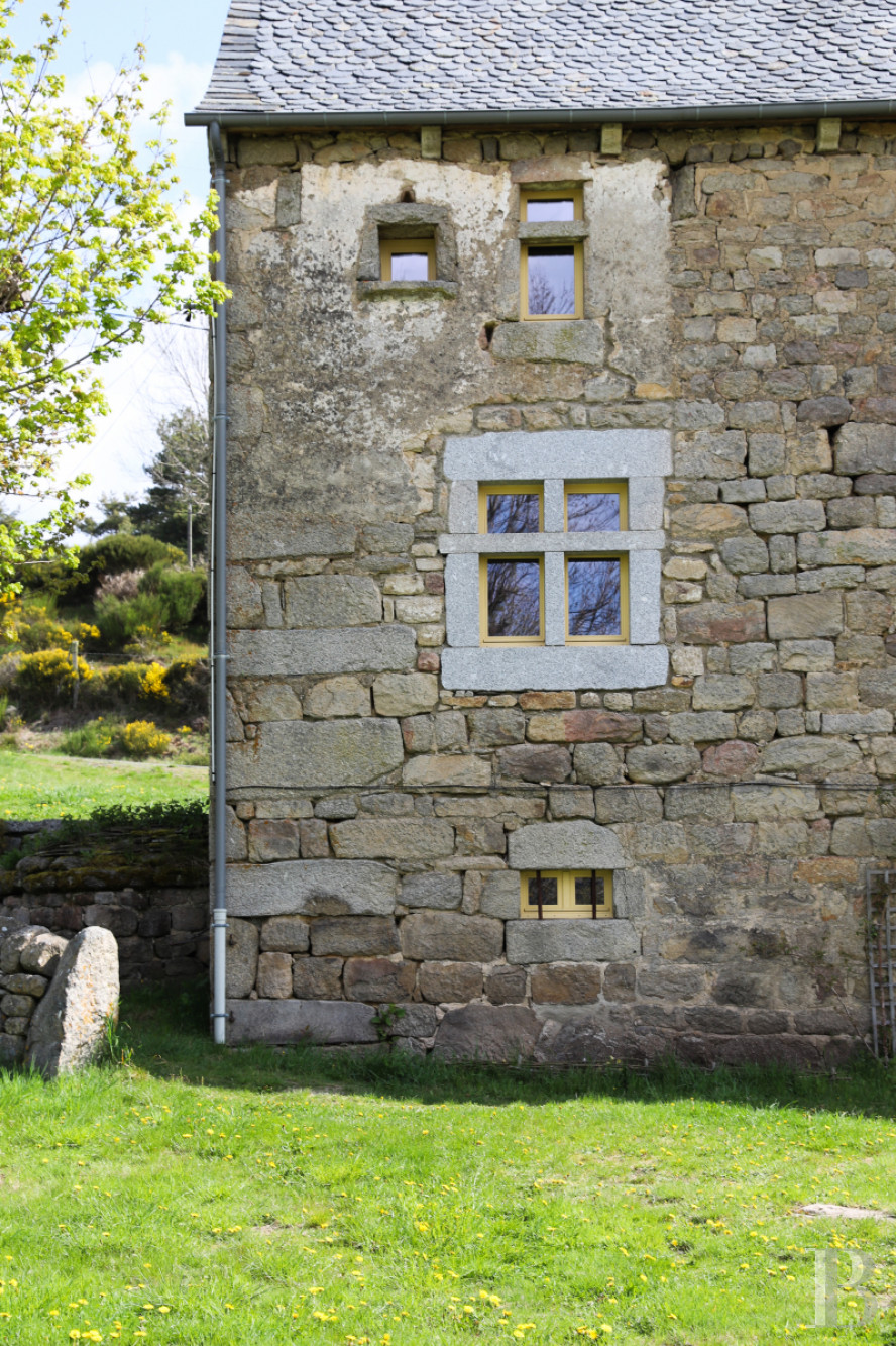 An old farm and dovecote in Lozère, at the entrance to the Aubrac plateau - photo  n°3
